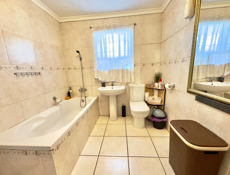 3 Bedroom Property for Sale in Lavender Hill Western Cape